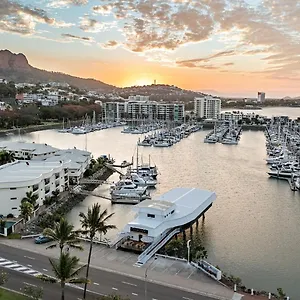 The Pier Pods On The Water- 50m From Bus Terminal And Ferry Terminal- Passport Id Requried Townsville
